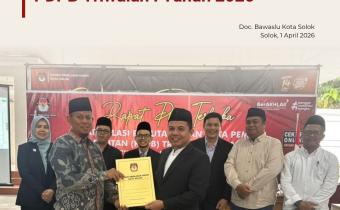 KPU Kota Solok menyerahkan Berita Acara Rapat Pleno Pemutakhiran Data Pemilih Berkelanjutan Kepada Bawaslu Kota Solok, 1 April 2026