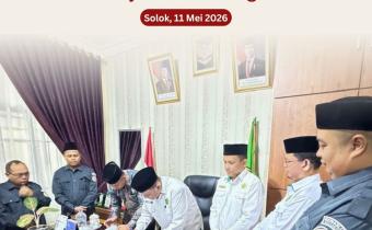Ketua Bawaslu Kota Solok, Rafiqul Amin teken MoU bersama Kepala Kemenag Kota Solok H. Amril, Senin (11/5).