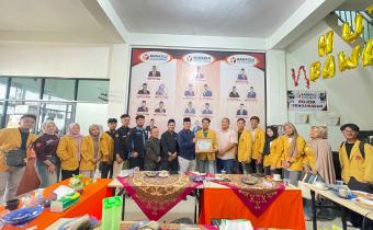Bawaslu Kota Solok Memberikan Sertifikat Penghargaan kepada Pengurus BEM UMMY Solok sebagai Narasumber PODCAST BERAKSI, 21 Mei 2026
