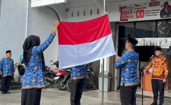 Pengibaran Bendera Merah Putih pada peringatan Hari Lahir Pancasila di Halaman Kantor Bawaslu Kota Solok, 1 Juni 2026