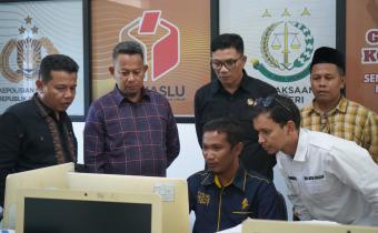 Pengecekan data SIPOL secara bersama-sama Pimpinan Bawaslu dan KPU Kota Solok dalam Pemutakhiran Data Partai Politik Berkelanjutan melalui Sistem Informasi Partai Politik (SIPOL) Semester I Tahun 2026.