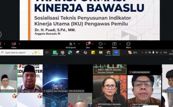 Anggota Bawaslu Kota Solok mengikuti Sosialisasi Teknis Penyusunan Indikator Kinerja Utama (IKU) Pengawas Pemilu yang diselenggarakan Bawaslu RI secara daring, Jumat (24/7/2026).