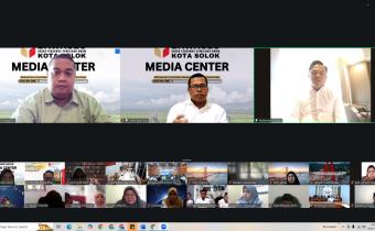 Anggota Bawaslu Kota Solok Eka Rianto dan Ilham Eka Putra hadir secara Zoom pada Rapat Evaluasi Pengawasan Pemutakhiran Data Pemilih Berkelanjutan (PDPB) Semester I Tahun 2026 yang diselenggarakan oleh Bawaslu Provinsi Sumatera Barat pada Rabu (29/7/2026)