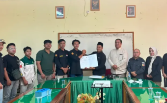 Bawaslu Kota Solok resmi menandatangani Perjanjian Kerja Sama (PKS) dengan Badan Eksekutif Mahasiswa (BEM) Universitas Mahaputra Muhammad Yamin (UMMY) Solok di Ruang Kemahasiswaan Kampus UMMY Solok, Selasa (30/6/2026).