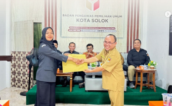 Agustin Melta (kanan) menyerahkan dokumen memori kepada Nurmishbah (kiri) dalam giat Serah Terima Jabatan (Sertijab) Koordinator Sekretariat Bawaslu Kota Solok yang berlangsung di Aula Kantor Bawaslu Kota Solok, Selasa (21/7/2026).