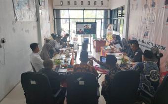 Bawaslu Kota Solok laksanakan Rapat Pengelolaan dan Pelayanan Data dan Informasi Publik secara hybrid pada Senin (6/7/2026)
