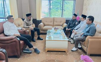 Bawaslu Kota Solok bersama Ketua Dewan Perwakilan Rakyat Daerah (DPRD) Kota Solok pada Rapat Paripurna yang dilaksanakan Kamis 09 Juli 2026