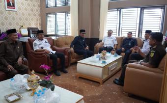 Ketua dan Anggota Bawaslu Kota Solok bersama Ketua (DPRD), Wali Kota dan Forkopimda Kota Solok di ruang ketua jelang Rapat Paripurna di ruangan Ketua Rabu 15 Juli 2026