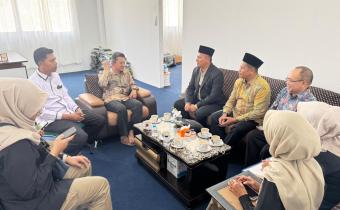 Kolaborasi Demokrasi, Ketua dan Anggota serta Jajaran Sekretariat Bawaslu Kota Solok bersama Ketua STAI Solok Nan Indah. Jumat (17/7/2026).