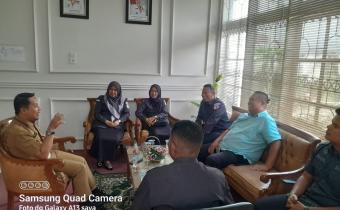 Bawaslu Kota Solok bersama Sekretaris BKPSDM Kota Solok, Metri Yunas, S.H., M.Kn., saat melaksanakan Konsolidasi Demokrasi di Kantor BKPSDM Kota Solok, Senin (27/7/2026), guna memperkuat koordinasi dan kolaborasi kelembagaan.