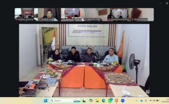 Pimpinan Bawaslu Kota Solok mengikuti kegiatan "SEPAKAT" (Senin Pengawas Berkomitmen dan Bermartabat) yang diselenggarakan secara virtual pada Senin (27/07/2026).