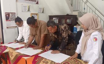 Ketua dan Anggota Bawaslu Kota Solok Laksanakan Penandatanganan Pernyataan Kinerja Pimpinan Bawaslu Kota Solok Tahun 2026