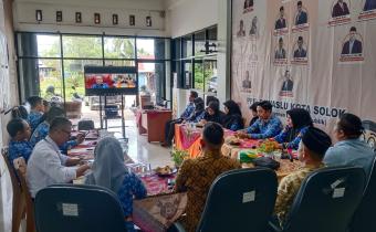 Jajaran Bawaslu Kota Solok menggelar Rapat Dalam Kantor (RDK) bertema "Memperkuat Sinergi dan Profesionalisme melalui Tata Kelola SDM Pengawas Pemilihan Umum dan Kesekretariatan yang Unggul", di Kantor Bawaslu Kota Solok. Kamis (6/8/2026)