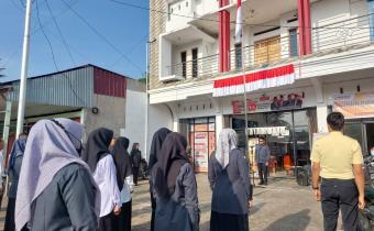 Anggota Bawaslu Kota Solok, Ilham Eka Putra, memimpin apel pagi yang diikuti oleh jajaran Bawaslu Kota Solok di Kantor Bawaslu Kota Solok, Senin (10/8/2026). 