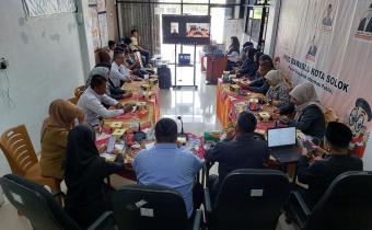 Bawaslu Kota Solok bersama Stakeholder laksanakan RDK dengan mengusung tema “Memperkuat Sinergi dan Profesionalitas melalui Implementasi Reformasi Birokrasi Badan Pengawas Pemilihan Umum Kota Solok, di Kantor Bawaslu Kota Solok, Senin (10/8/2026).