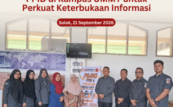 Foto Bersama Bawaslu Kota Solok dan Pihak UMMY Solok di Perpustakaan Kampus dalam Peluncuran Pojok PPID dan Pengawasan, 21/09/26