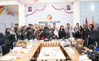 Foto Bersama pada Rapat Pembahasan Pemenuhan Syarat dan Kelengkapan Pejabat Struktural serta Pengelola Keuangan Sekretariat Bawaslu Kabupaten/Kota se-Sumatera Barat, Selasa (29/9/2026).