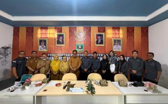Foto Bersama Bawaslu Kota Solok dengan Cabang Dinas Pendidikan (Cabdin) Wilayah III Solok Raya Provinsi Sumatera Barat pada kegiatan penandatanganan Nota Kesepahaman (Memorandum of Understanding/MoU)  di Aula Kantor Cabdin Wilayah III Solok Raya, Senin (7/9/2026).