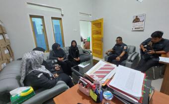 Rapat internal (PPID) Bawaslu Kota Solok dalam rangka persiapan menghadapi tahapan Presentasi Uji Publik Evaluasi dan Monitoring Keterbukaan Informasi dan Standar Badan Publik (E-Monev KISB) di Kantor Bawaslu Kota Solok, Senin (7/9/2026).