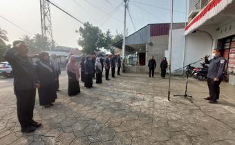 Bawaslu Kota Solok melaksanakan apel pagi di halaman Kantor Bawaslu Kota Solok, Senin (14/9/2026)