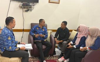Bawaslu Kota Solok melakukan kunjungan audiensi ke Dinas Kependudukan dan Pencatatan Sipil (Disdukcapil) Kota Solok memperkuat sinergi antarlembaga, Kamis (17/9/2026).
