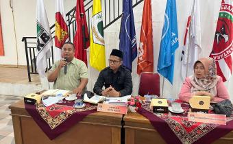 Bawaslu Kota Solok menghadiri Rapat Koordinasi Pemutakhiran Data Partai Politik yang diselenggarakan KPU Kota Solok, Kamis (24/9/2026), di Kantor KPU Kota Solok. Rakor membahas pemutakhiran data partai politik secara berkelanjutan melalui SIPOL.