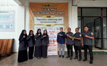 Bawaslu Kota Solok melakukan penempatan fasilitas Pojok Pengawasan serta Pojok Pejabat Pengelola Informasi dan Dokumentasi (PPID) di Sekolah Tinggi Agama Islam (STAI) Solok Nan Indah, Senin (28/9/2026).