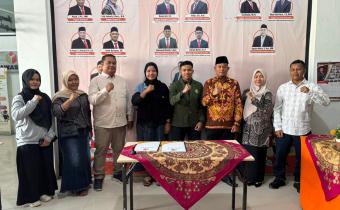 Foto Bersama Bawaslu Kota Solok dan Dewan Mahasiswa (DEMA) STAI Solok Nan Indah pada kegiatan  penandatanganan Perjanjian Kerja Sama (PKS), Selasa (8/9/2026).