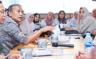 Koordinator Sekretariat Bawaslu Kota Solok bersama seluruh jajaran Kepala dan Koordinator Sekretariat Bawaslu se-Sumatera Barat diskusi Strategis bersama Sekretaris Jenderal Bawaslu RI, Ferdinand Eskol Tiar Sirait, padang. (20/09/2026)
