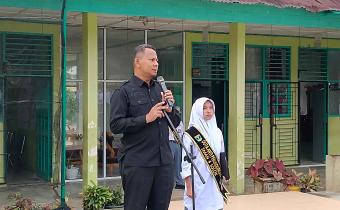 Rafiqul Amin, Ketua Bawaslu Kota Solok menjadi Pemimpin Upacara Senin Di SMA N 4 Kota Solok, 12 Oktober 2026