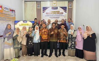 Foto Bersama Bawaslu Kota Solok, Kepala Cabdin Wilayah III Solok Raya, dan Kepala SMA/SMK Sederajat Se Kota Solok, dalam agenda Penandatanganan Perjanjian Kerja Sama (PKS) Kamis, 15 Oktober 2026.
