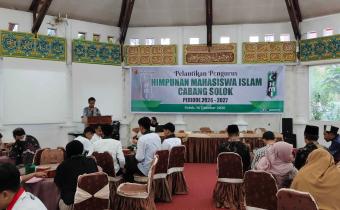 Bawaslu Kota Solok menghadiri pelantikan pengurus Himpunan Mahasiswa Islam (HMI) Cabang Solok periode 2026–2027 yang berlangsung di Balairung 99, Rumah Dinas Wali Kota Solok, Rabu (14/10/2026).