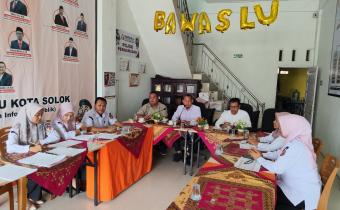 Bawaslu Kota Solok laksanakn rapat evaluasi pertanggungjawaban pelaksanaan anggaran yang digelar di Kantor Bawaslu Kota Solok, Rabu (21/10/2026).