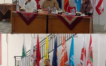 Anggota Bawaslu Kota Solok menyampaikan masukan pada kegiatan Forum Konsultasi Publik (FKP) Review Standar Pelayanan Publik (PPID) KPU Kota Solok, Rabu (7/10/26) 