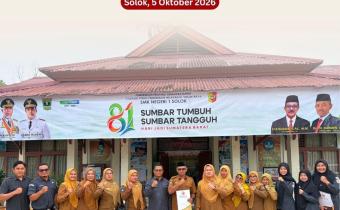 Foto Bersama Bawaslu Kota Solok dengan Kepala SMK N 1 Solok pada kunjungan dalam Audiensi Perjanjian Kerja Sama (PKS) Senin (5/10/2026).